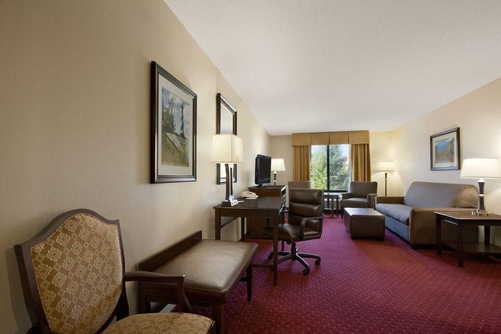 Spark By Hilton Greensboro Εξωτερικό φωτογραφία